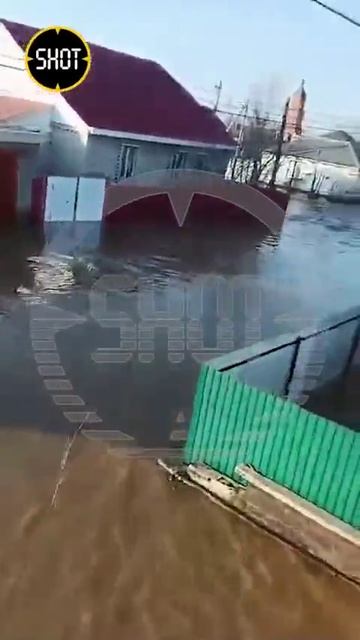 Дома в Орске продолжают уходить под воду