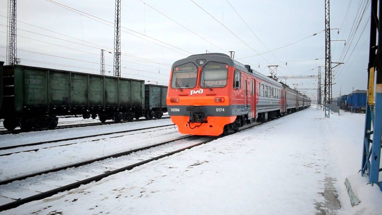 Электропоезд ЭД9М-0174. Отправление.