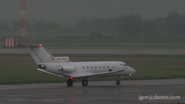 Як-40 Казахстанской авиакомпании KazAirJet на рулении после приземления в аэропорту Алматы.