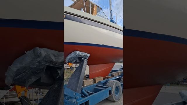 Спуск яхты на воду в Тринидаде
