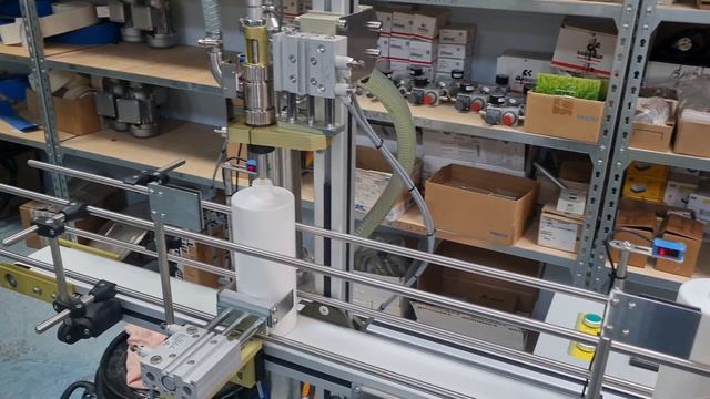 Розлив густого геля во флакон 1000 мл и укупорка крышки дозатора