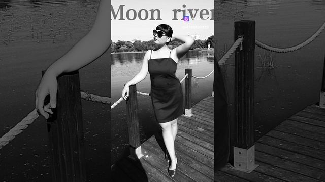 "Moon river" — "Лунная река" из фильма "Завтрак у Тиффани". Исполняет Наталья Виноградова.