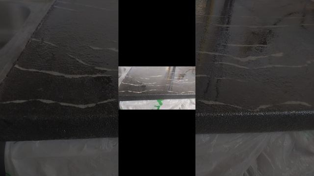 Обработка столешницы из гибкого камня эпоксидной смолой.