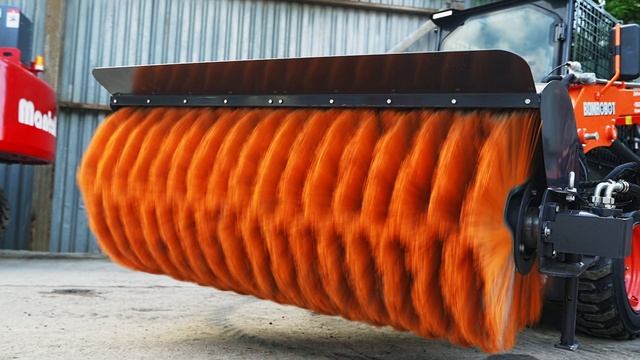 Мини погрузчик BOMROBOT модель SR1550B с щеткой (оснащена гидравлическим поворотом)