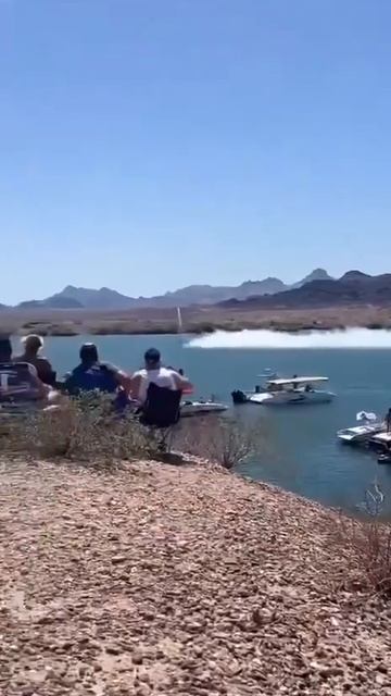 Катер взлетает и падает в воду во время шутингп «Буря в пустыне» на озере Хавасу в Аризоне.