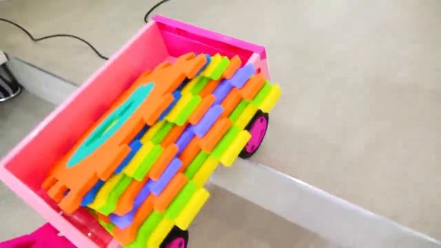 Влад и Никита строят цветной детский домик и играют
