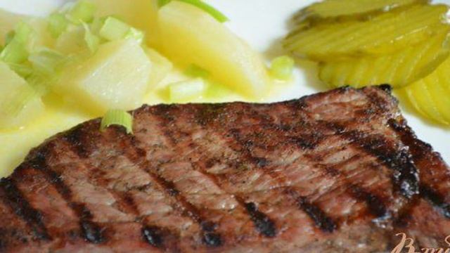 Говядина с маринованным луком
