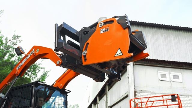 Мини погрузчик BOMROBOT модель SR2200BHF с фрезой