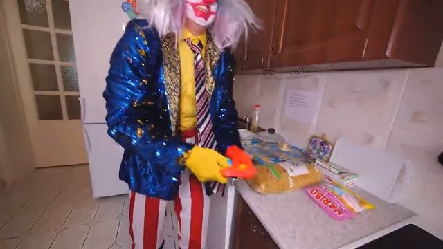 BRUNO-БРУНО СТРАШНЫЙ КЛОУН стал нашей НЯНЕЙ на 24 ЧАСА  помогите!!!