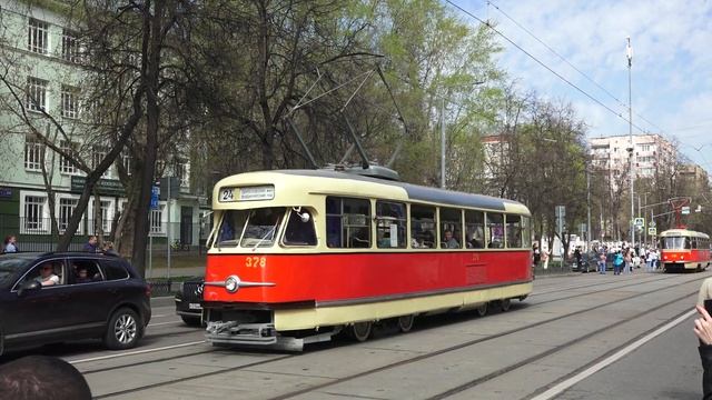 Парадная колонна трамваев следует по улице Шаболовка,