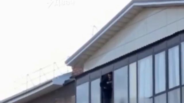 Вот этот упырь на балконе буквально час назад перерезал женщине горло на глазах ребёнка