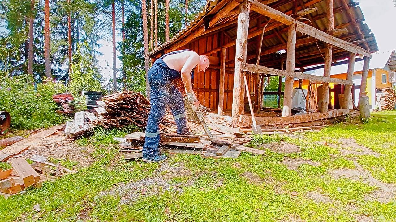 уДачные разборки.Сносим 35 летний сарай.Расчищаем территорию.