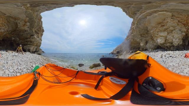 Красивый грот на побережье Черного моря, Севастополь,