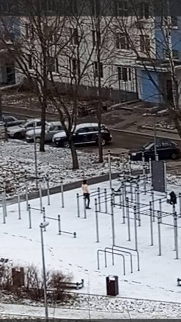 20250203 Зима, сосед вышел подтянуться на турнике. Ну а че? Закаленный.