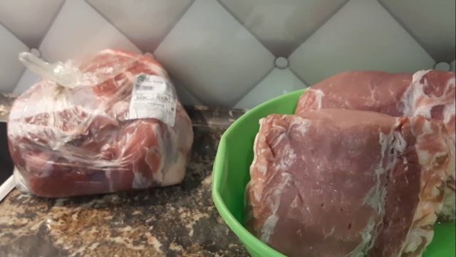 Жарю пирожки из того что нашла в огороде)))купила мясо за пол цены