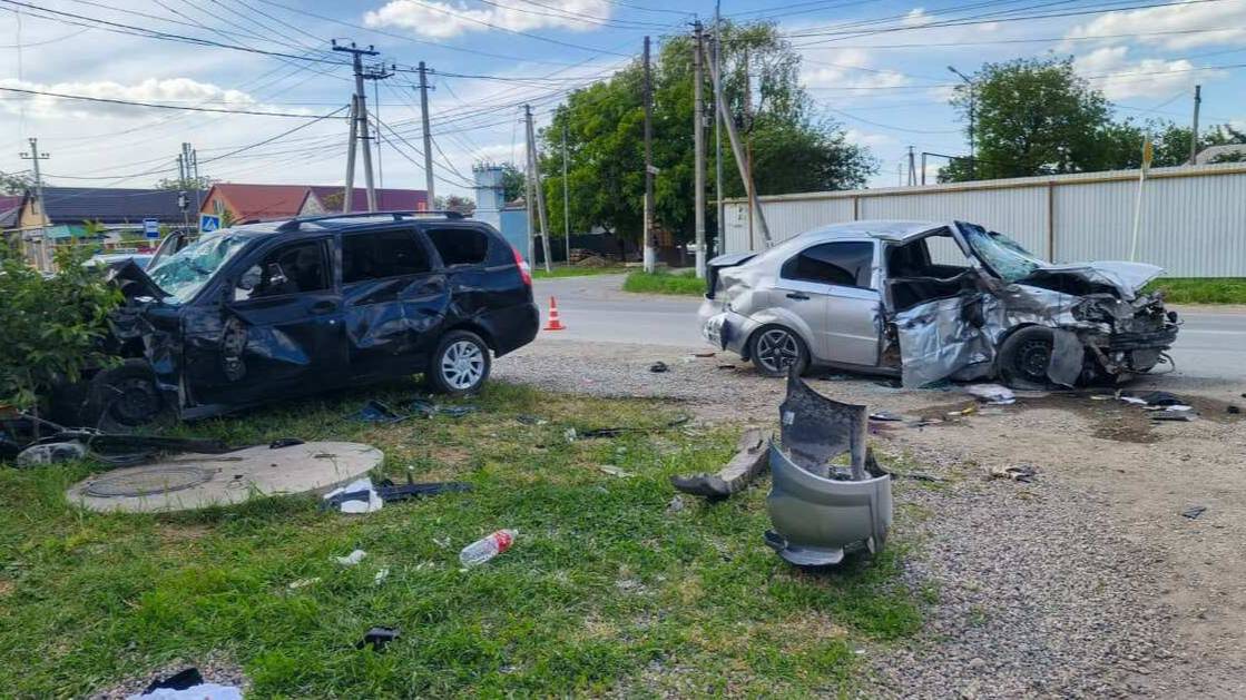 Два человека погибли и еще трое пострадали в ДТП на Ставрополье