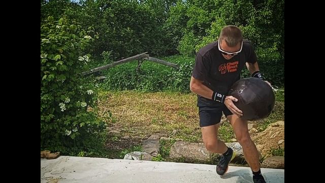 Латеральные прыжки с мячом
