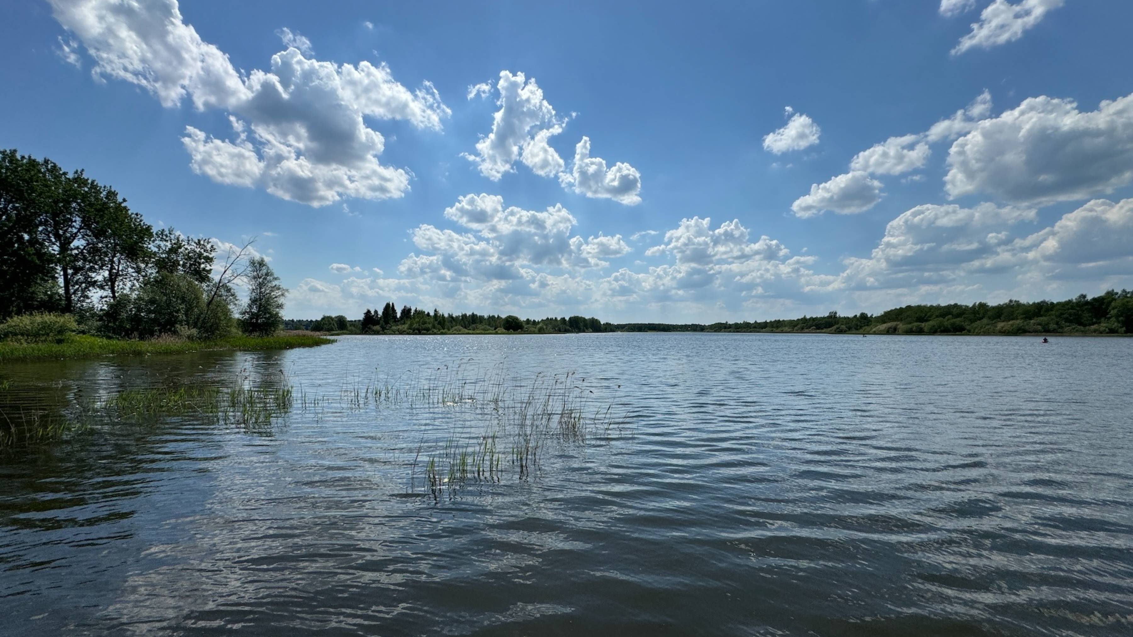 Водохранилище рядом с посёлком-парком Тридевять на Новой Риге