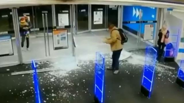 Небрежно уходит 🤣