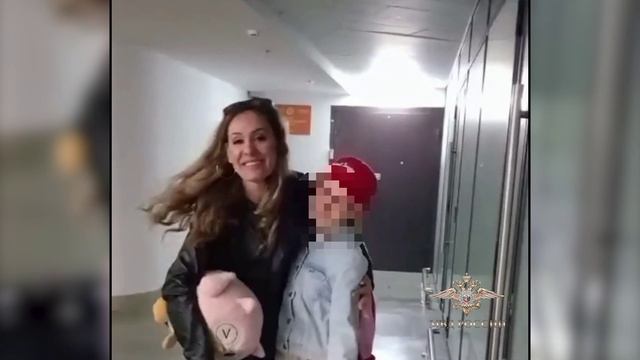 Встреча мамы и дочки, похищенной пять лет назад ее отцом.