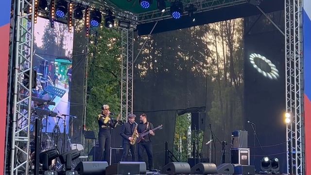 🎸