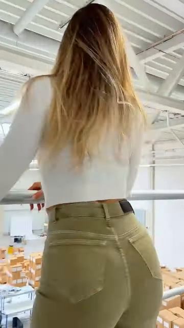 RIkjsyrLmK8 - These Fit Jeans look beautiful in this girl #shorts
