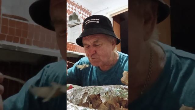 Перекус на ночь глядя, шашлык, пирожок и огурчик. Прият