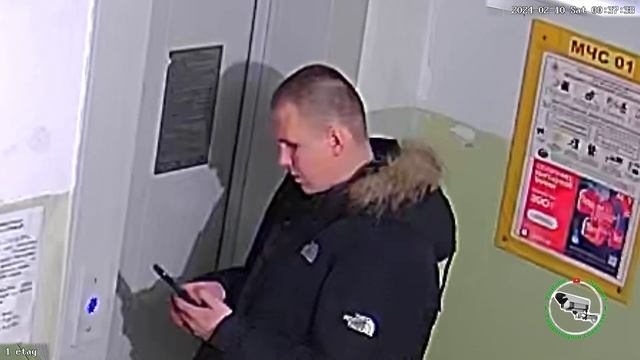 Зассанец курит в подъезде.