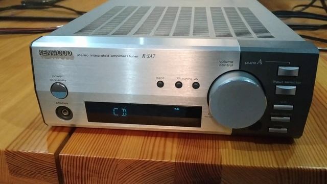 Усилитель Kenwood R-SA7 с функцией FM-тюнера.