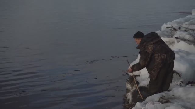 НАЛИМИЙ БЕСПРЕДЕЛ в разгар дня с СОКРУШИТЕЛЕМ НАЛИМОВ. Хороший клёв налима весной на Ангаре