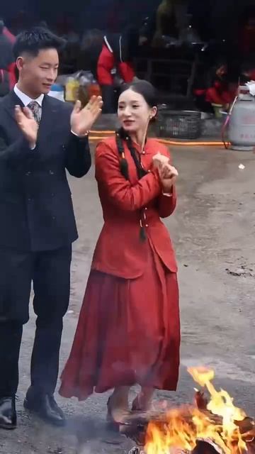 Китайская свадьба: где красный конверт важнее поцелуя, а гости платят за тарелку