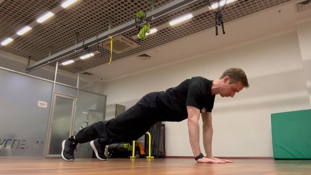 Переход из прямой планки в боковую (FRONT TO SIDE PLANK)