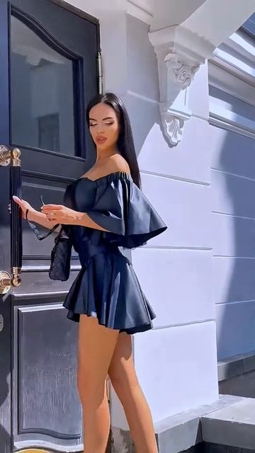 Zm9pbM0EF2s - These Outfits look gorgeous on this girl #shorts