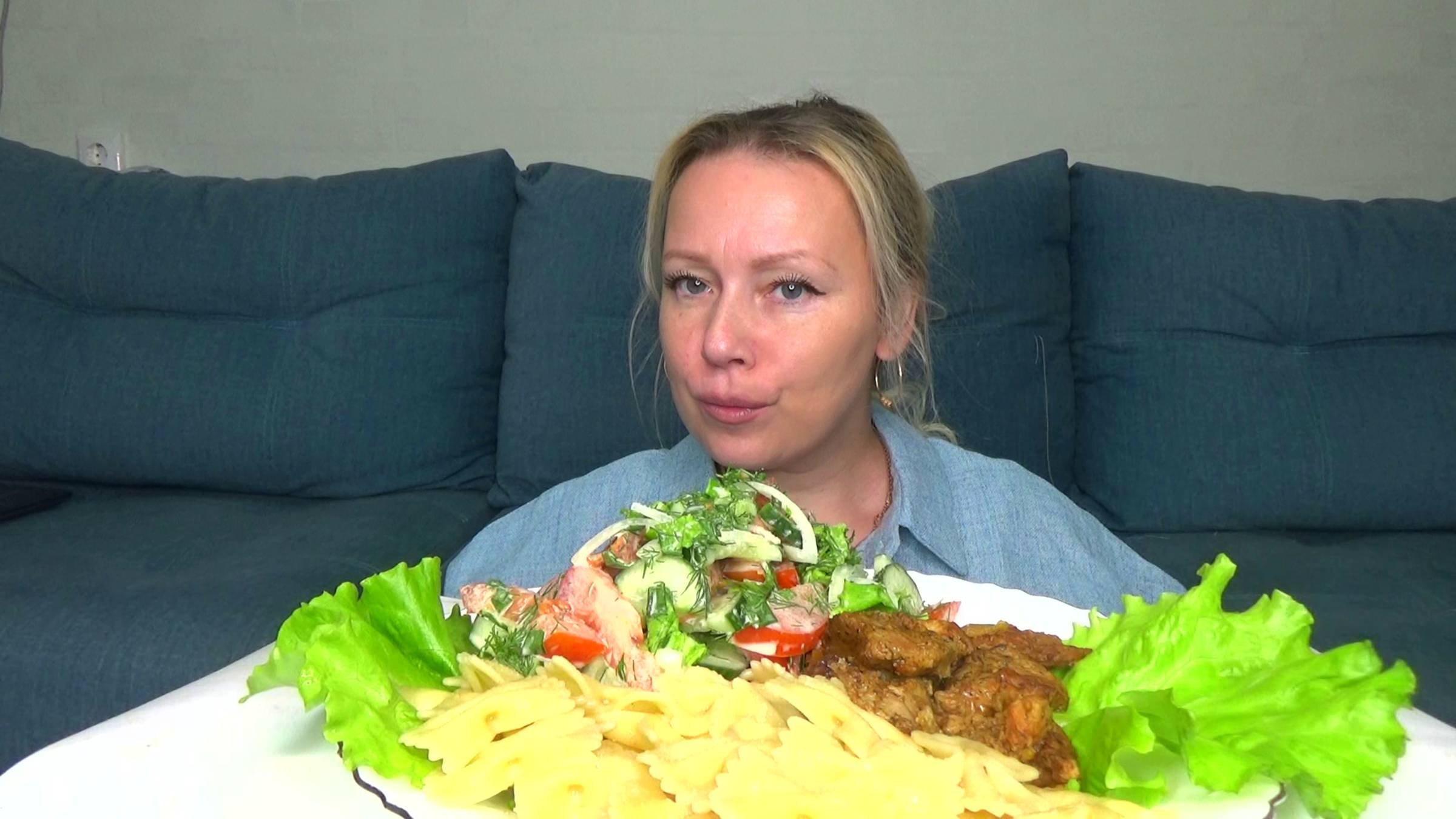 Мукбанг  макароны с мясом, салат. еда на камеру.