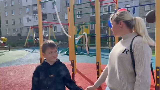Специалисты из ЯНАО установили новую детскую площадку в Волновахе