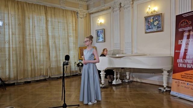 Алиса  Сухова русская народная песня  "Повянь, повянь бурь погодушка" и Шуман. "Песочный человечек"