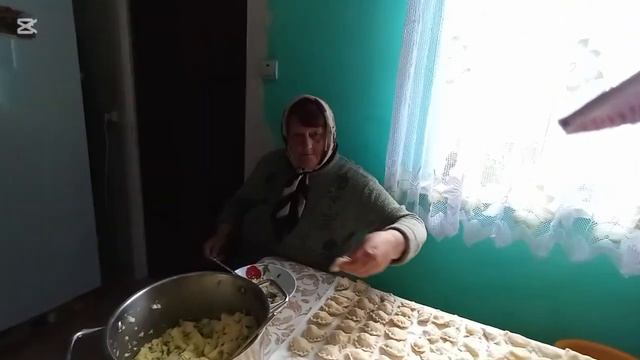 Так в селі  разом готуємо обід.. Будуть вареники з шква?