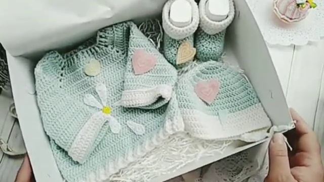 Вязанные пинетки,кофточка и шапочка на новорожденного крючком