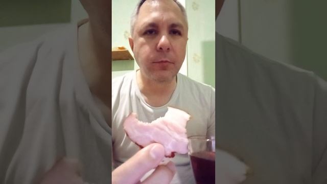 МУКБАНГ. КУШАЮ БУТЕРБРОДЫ С КОПЧЁНОЙ ГРУДИНКОЙ И ПЬЮ Ч