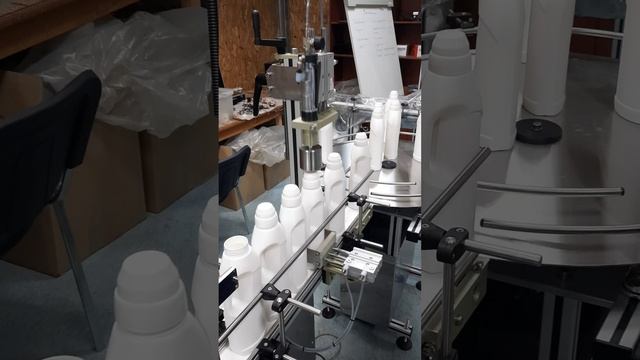 Розлив густого кондиционера для белья объемом 1 литр и укупорка крышкой на "Дуэт"