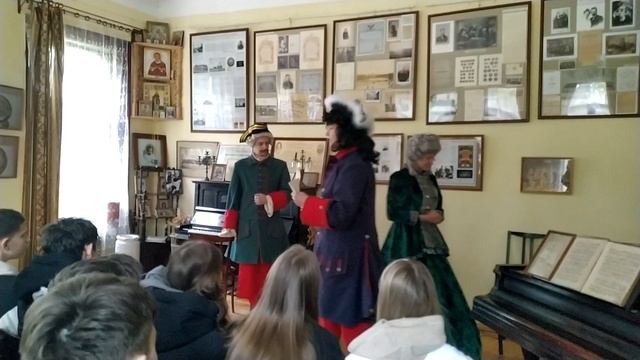 Петр проверяет полученные знания гостей