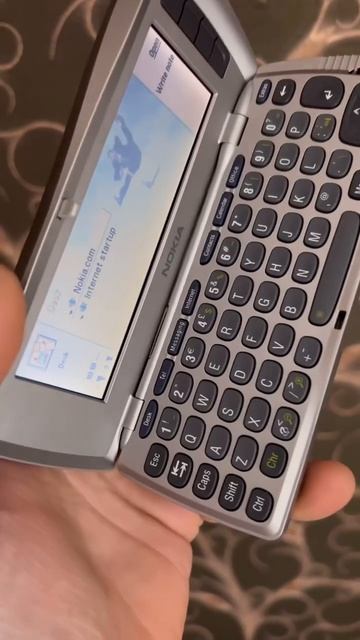 Nokia 9210i Communicator из 2001 года.