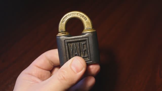 Старинный замок Yale "Трилистник"