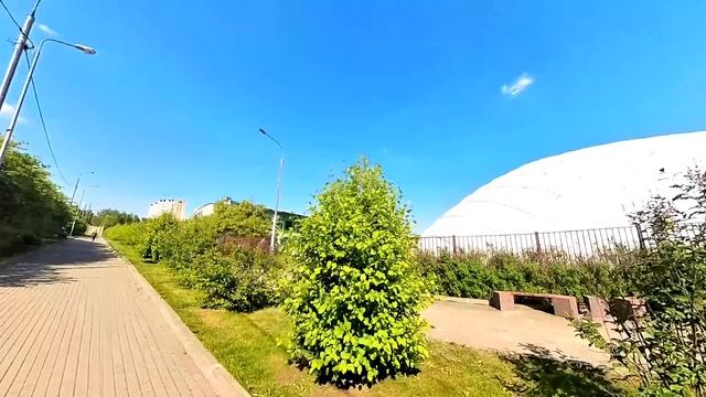 Сбежав из дома, малышка нашла телефон и решила позвони