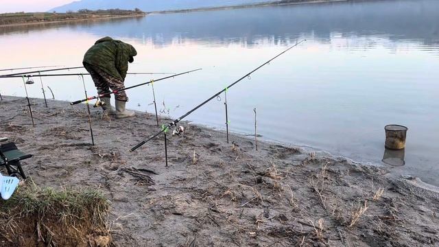 Рыбалка на берегу озеро