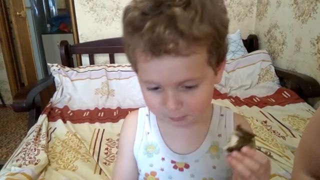 Ребёнок впервые пробует суши / Япошка Харьков