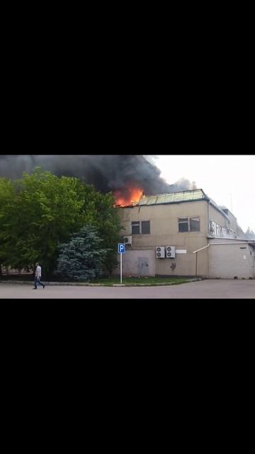 Горит "Торговый центр" на площади Ленина г.Зеленокумска