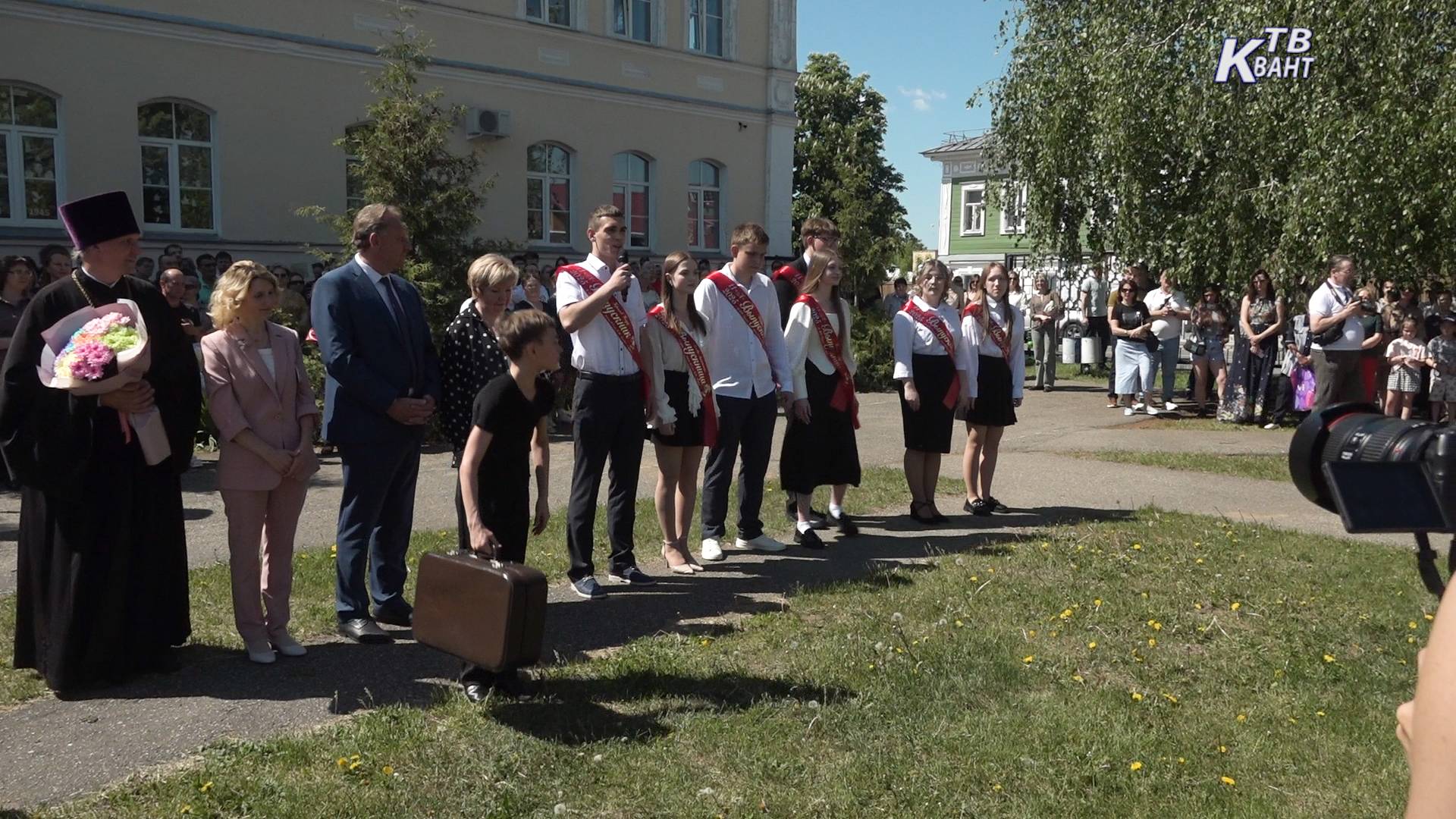 В средней школе № 1 имени Виктора Николаевича Леонова в Зарайске прозвучал последний звонок.