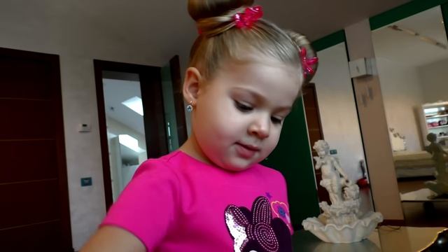 Диана и Рома Диана играет с лаком для ногтей для детей