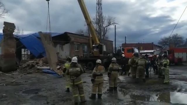 Видео с места обрушения здания в Сальске появилось в С